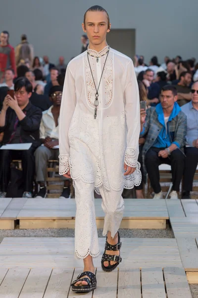 Look 16